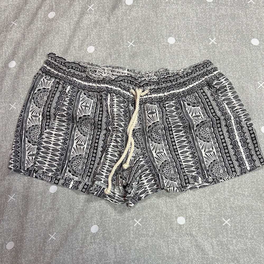 Roxy | Black and White Oceanside Shorts
